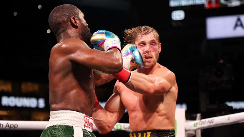 Mayweather golpea a Logan Paul.