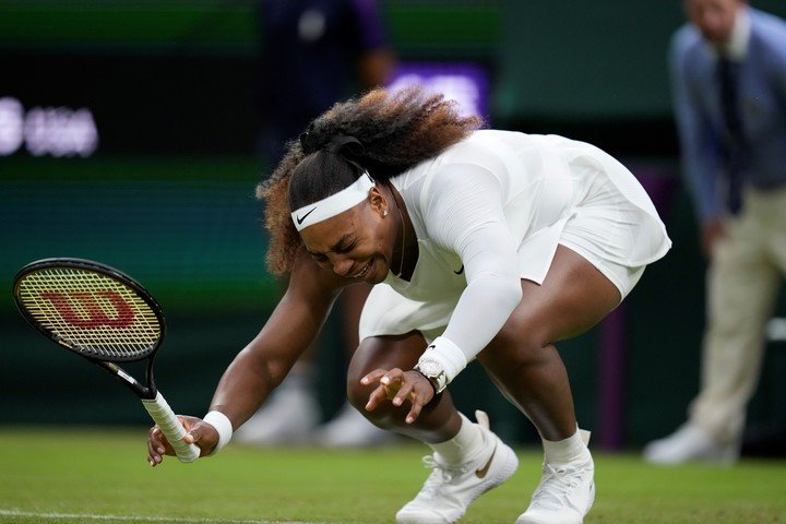 Serena Williams, dolorida tras su caída.