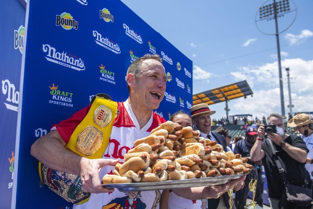 Jerry Chestnut sonríe con una bandeja de hot dogs.