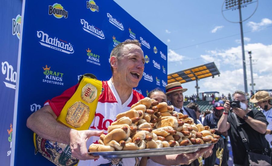 Joey Chestnut rompió su propio récord de comer hotdogs