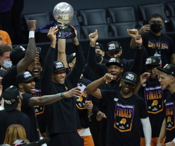 Chris Paul y Phoenix Suns celebran haber ganado la Conferencia Oeste.