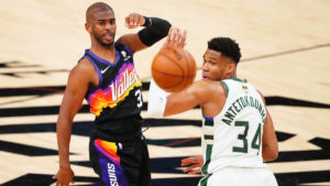 CP3 acaba de pasar la pelota .Antetokounmpo la mira.