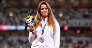 Maria Andrejczyk dona su medalla en Tokio 2020 para la operación de un niño