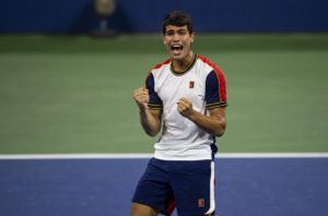 Alcaraz celebra su triunfo de octavos en Flushing Meadows.
