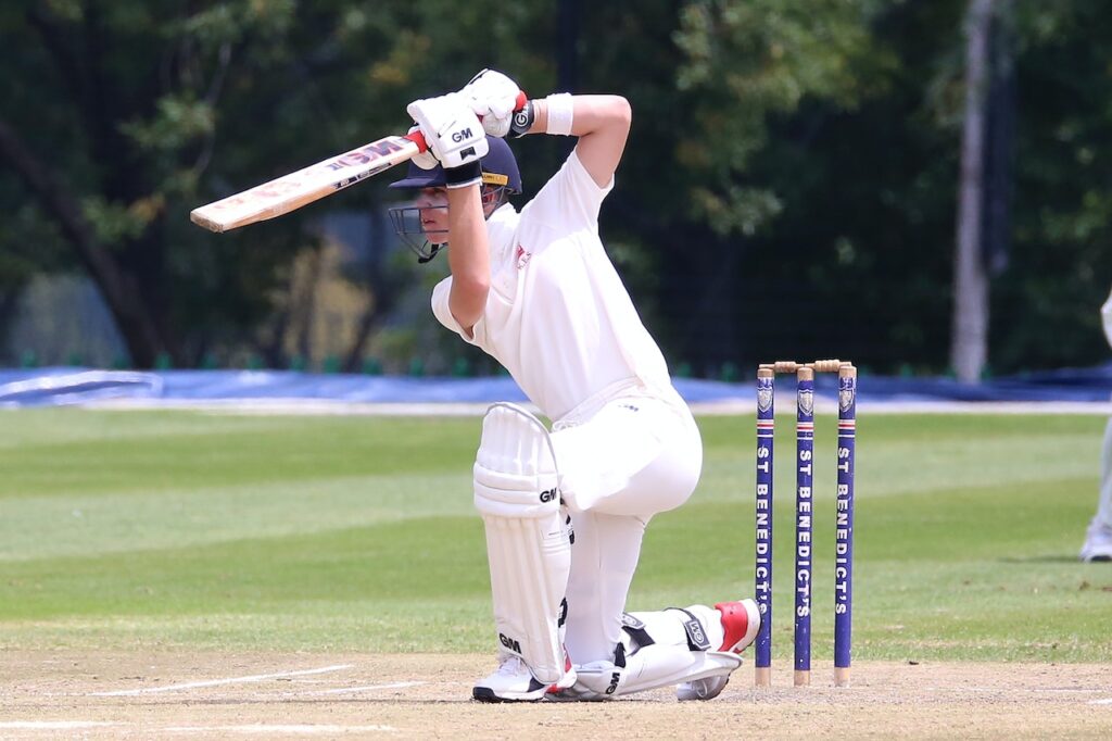 Un atleta jugando al cricket.