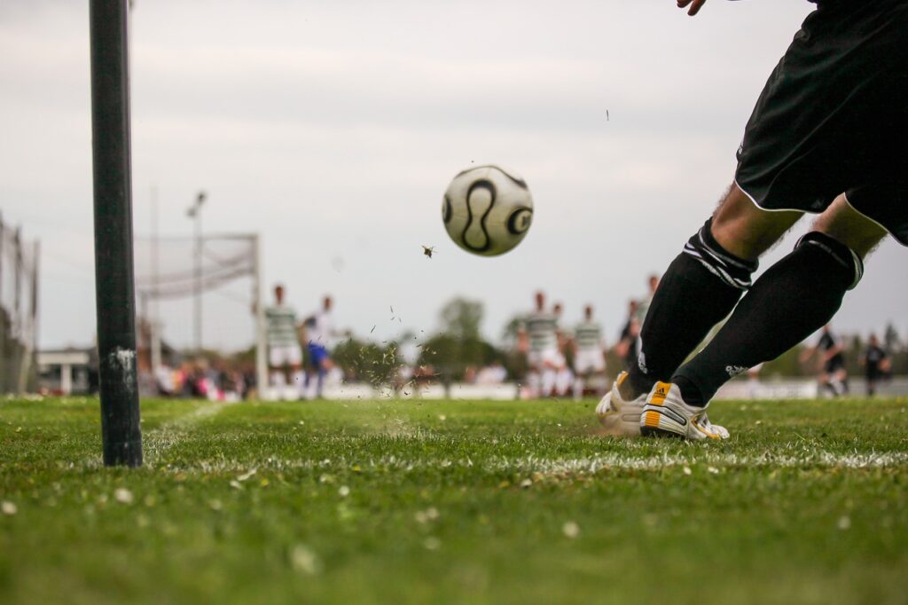 Un jugador sacando un córner.