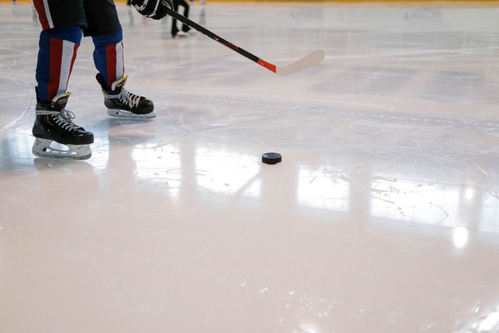 Un atleta jugando al hockey.