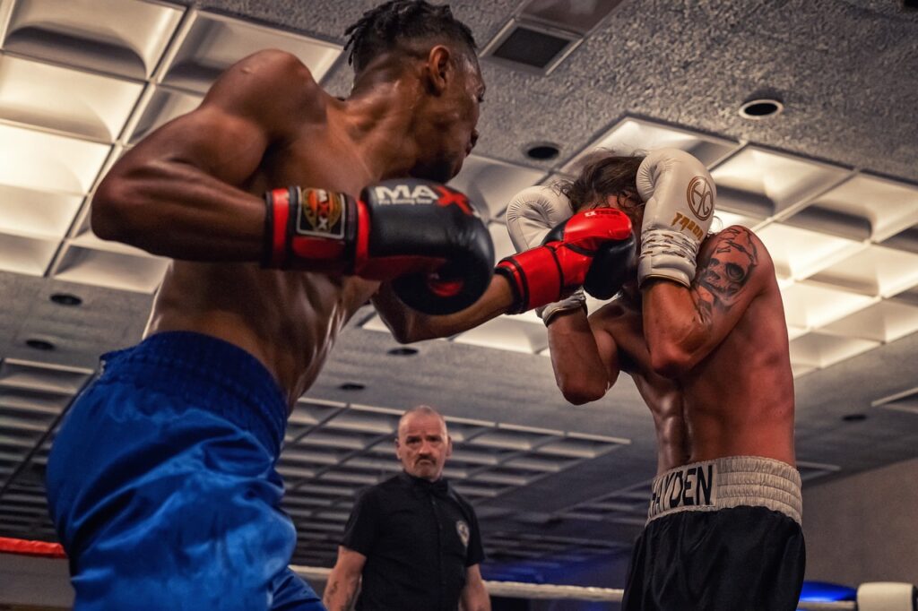 Un boxeador aplicando un jab en otro boxeador.