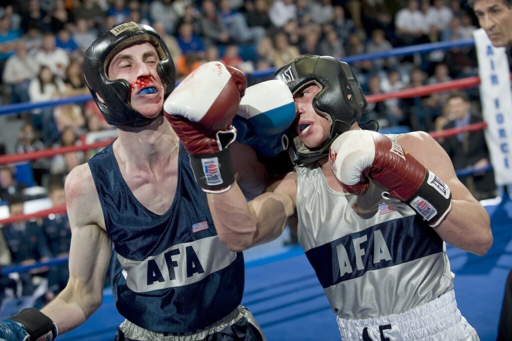 Un boxeador aplicando un uppercut a otro boxeador.