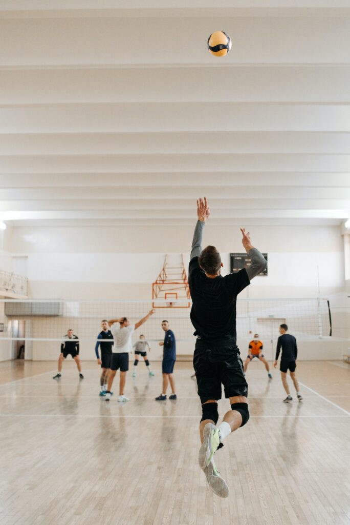 Un jugador de voleibol sirviendo.