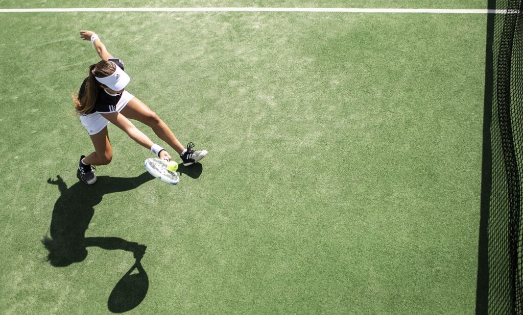 Una mujer jugando al tenis.