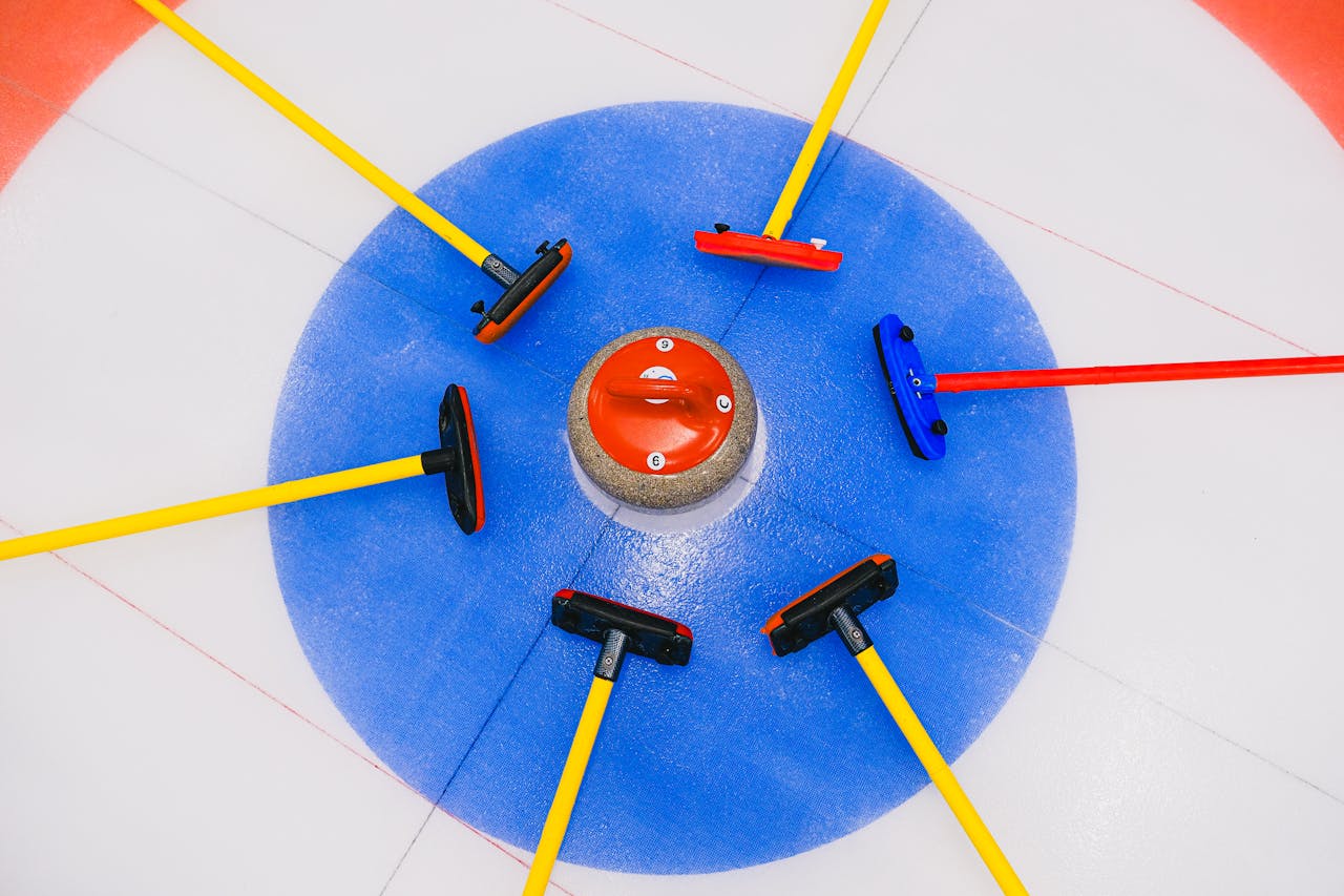 equipamentos de curling em cima do alvo.